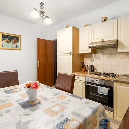 1 Bedroom Amazing In Apartamento Poreč